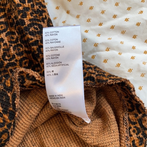 A n t h r o p o l o g i e • Pilcro split neck leopard print thermal top - Picture 6 of 6